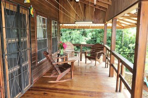 Terrace/patio - Jerico Place : In Town 3 Bedroom home on a paved drive! (Utila)