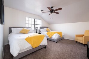3 habitaciones, escritorio y tabla de planchar con plancha 