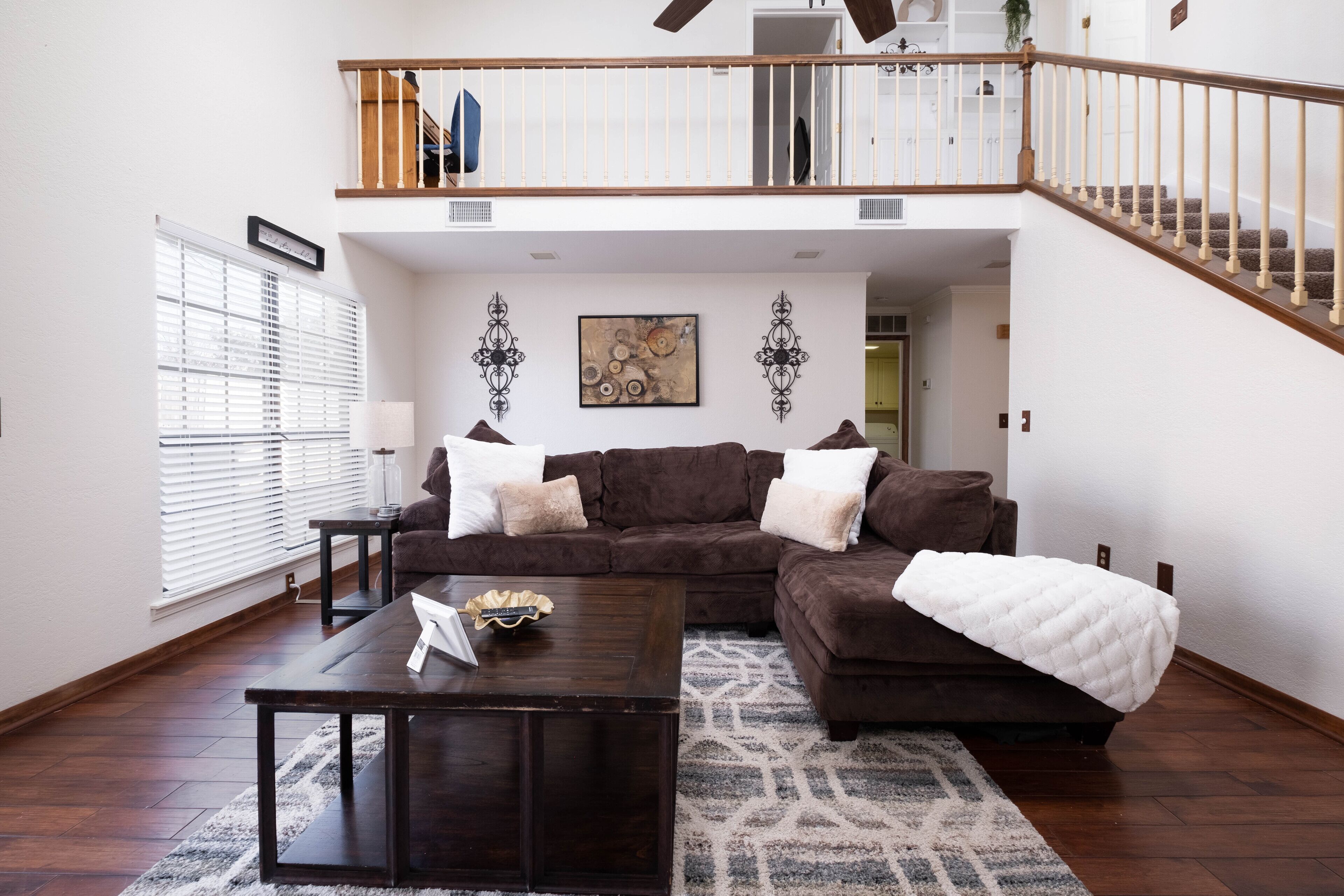 TV connectée, cheminée, jeux vidéo, baby-foot