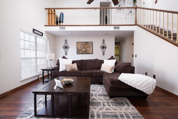 Smart-TV, Kamin, Videospiele, Tischfußball