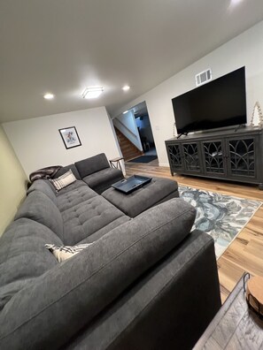 Casa familiare | Area soggiorno | Smart TV 65 pollici con canali digitali, TV, lettore DVD