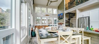 Hot Tub + Deck: Mtn-View Pine Getaway!