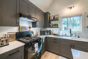 Køleskab, mikrobølgeovn, ovn, kogeplade