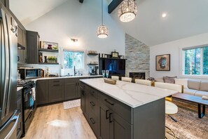 Fridge, microwave, oven, stovetop - Chambers Escape: Cozy 3BR retreat in Tahoma (Tahoma)