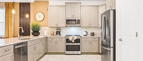 ثلاجة، ميكروويف، فرن، موقد طهي مسطح