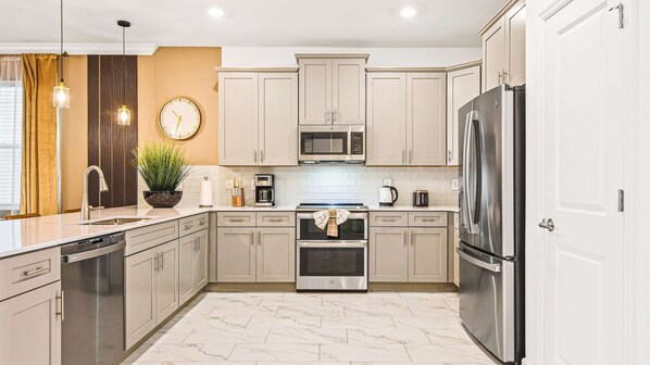 Refrigerador, microondas, horno y parrilla de estufa 