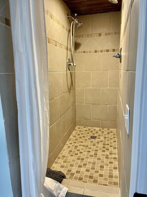 Dusche, Haartrockner, Handtücher, Seife