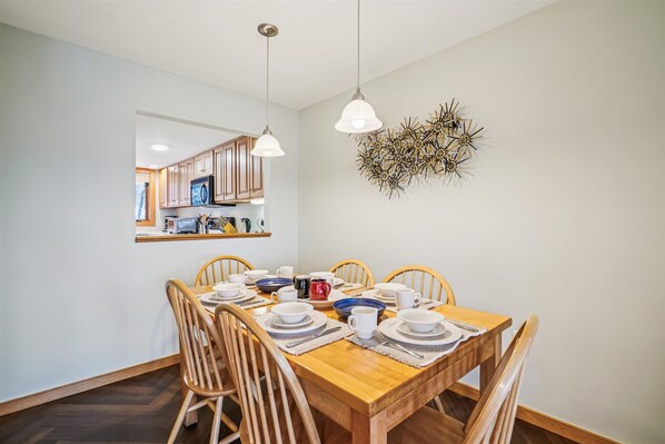 Comfortable Dining for Six - Gather around the spacious dining table that comfortably seats six, perfect for breakfasts before the slopes or relaxed evening dinners.