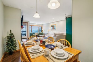 Dining - 2 bedroom condo with mountain views, weekend shuttle, pool, and hot tub. (Killington)