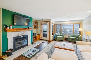 Smart TV, fireplace, table football, ping pong - 2 bedroom condo with mountain views, weekend shuttle, pool, and hot tub. (Killington)