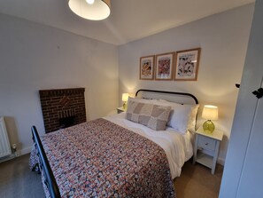 3 bedrooms, iron/ironing board, travel cot, free WiFi - 5 Star, Cosy, characterful thatch cottage in a designated area of natural beauty (Brighstone)