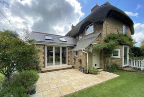 Exterior - 5 Star, Cosy, characterful thatch cottage in a designated area of natural beauty (Brighstone)