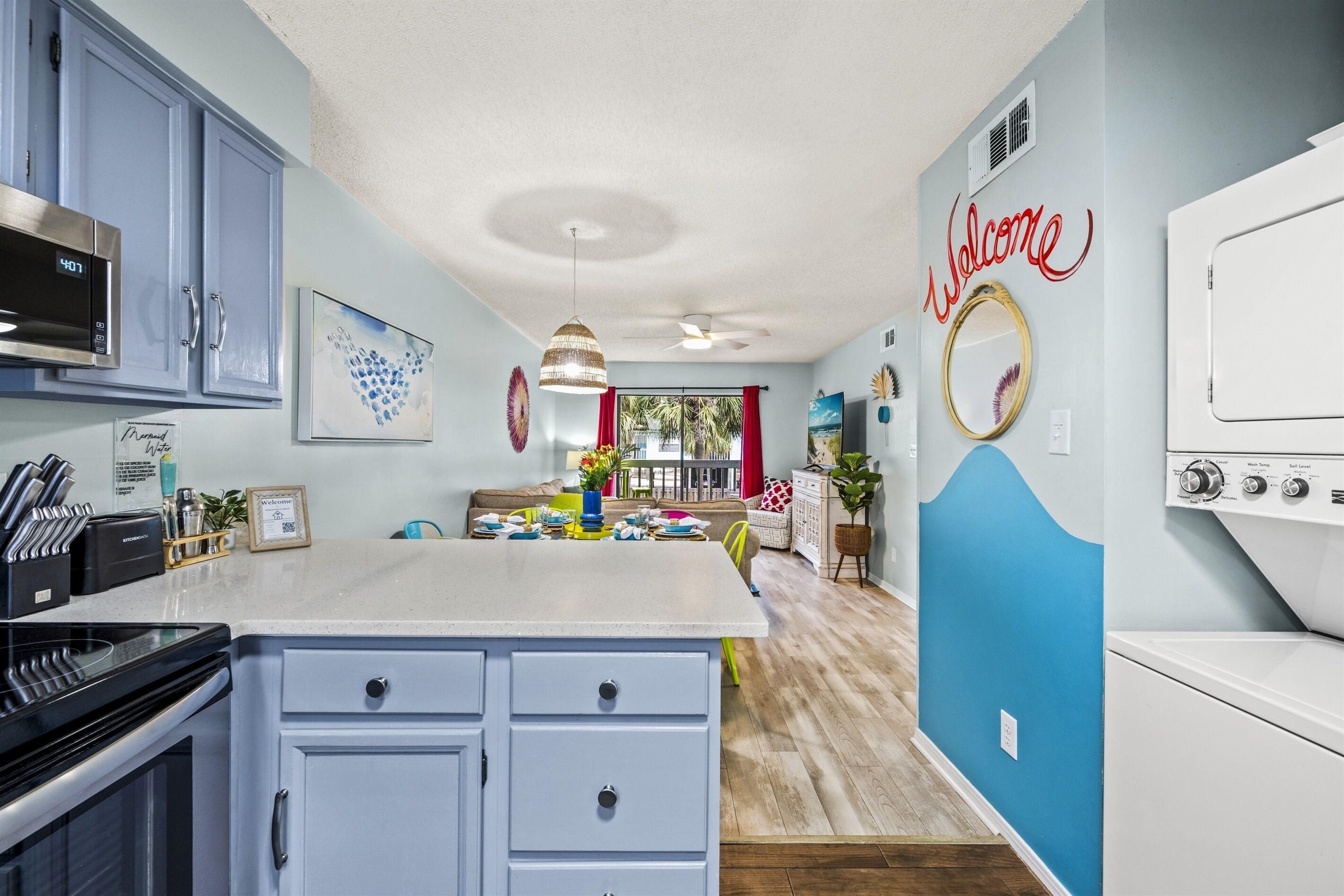 Refrigerador con congelador, microondas, horno y parrilla de estufa 