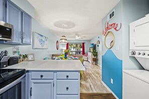 Refrigerador con congelador, microondas, horno y parrilla de estufa 