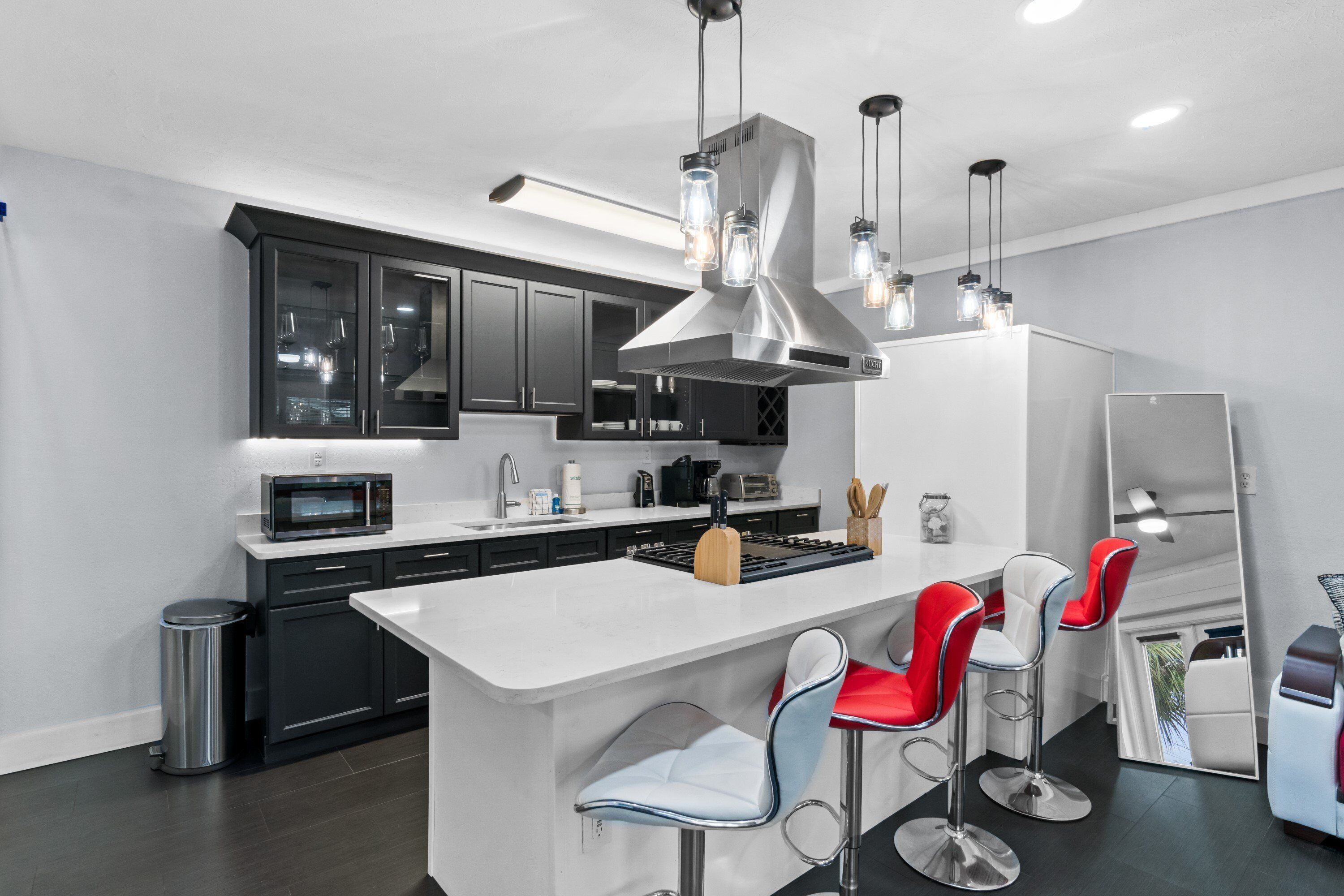 Geladeira, micro-ondas, fogão, cooktop