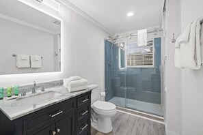 Combined shower/tub, towels