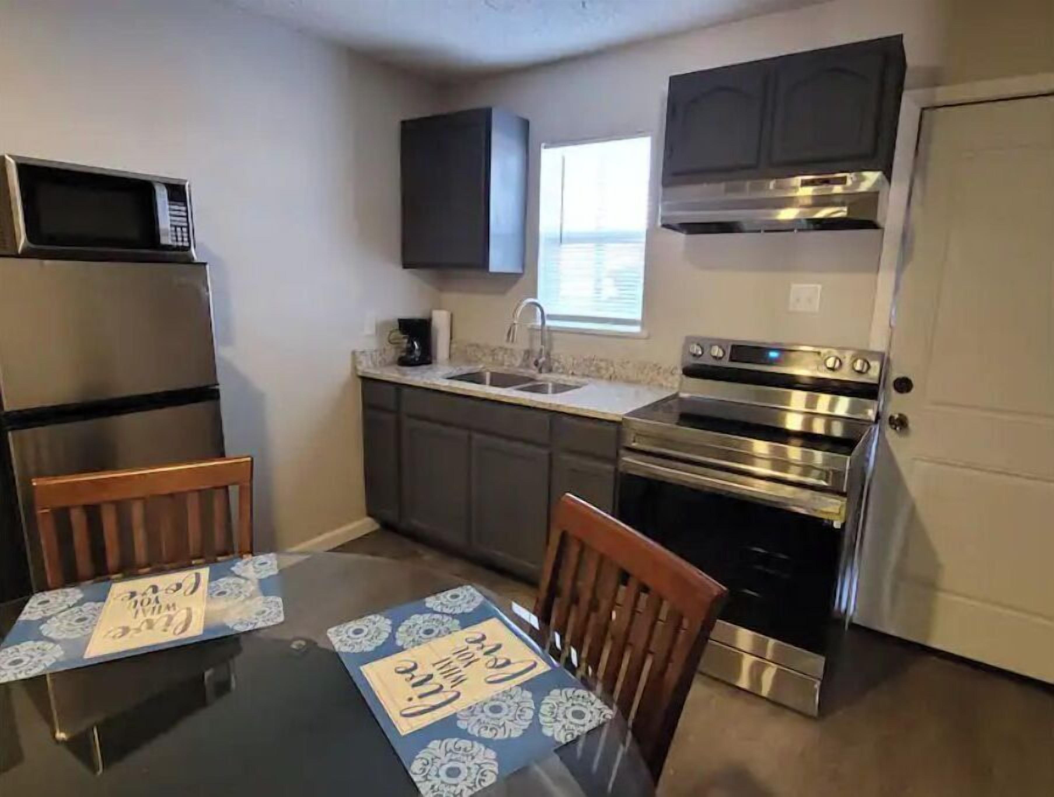 Fridge, coffee/tea maker