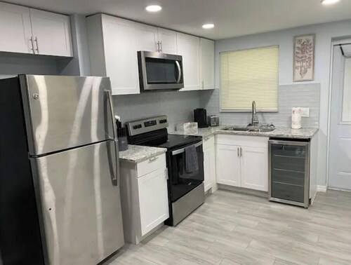 Modern 2/1 Sleeps 6 Quiet Dead End St 1/2 Acre Wow