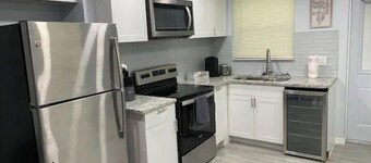 Modern 2/1 Sleeps 6 Quiet Dead End St 1/2 Acre Wow