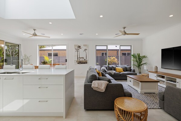 Smart TV, videojuegos, tenis de mesa y estéreo 