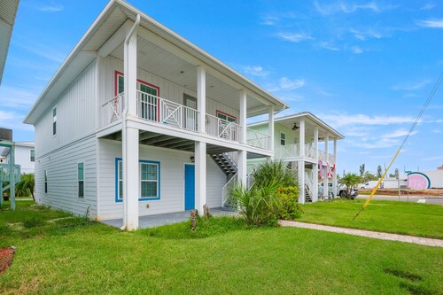 🌴 Modern Eco Village Townhome – Steps from the Gulf!
