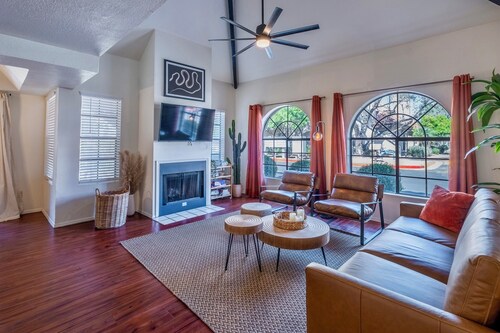 Desert Oasis ~ Refreshing Pool and HotTub ~ King Bed ~ Near Old Town
