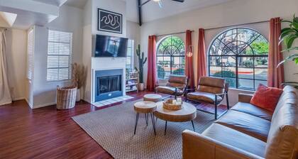 Desert Oasis ~ Refreshing Pool and HotTub ~ King Bed ~ Near Old Town