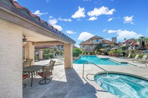 Alberca al aire libre y alberca climatizada