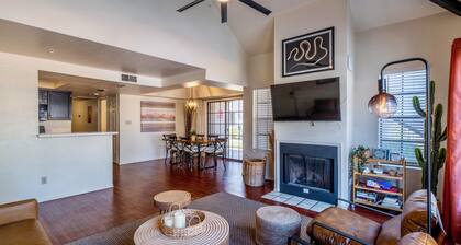 Desert Oasis ~ Refreshing Pool and HotTub ~ King Bed ~ Near Old Town