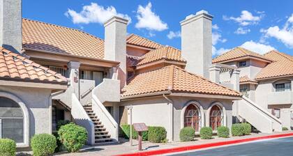 Desert Oasis ~ Refreshing Pool and HotTub ~ King Bed ~ Near Old Town