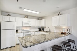 Kjøleskap, mikrobølgeovn, ovn og kokeplater