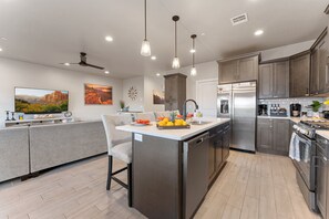 Refrigerador, microondas, horno y parrilla de estufa 