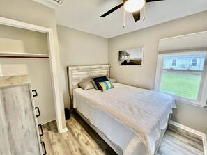 3 bedrooms, desk, free WiFi, bed sheets - Madison on the Lake Home with Lake Erie views & Pool in Wine Country! (Madison)