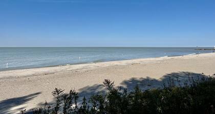 Madison on the Lake Home with Lake Erie views & Pool in Wine Country!