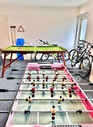 Game room - Home In On Family - 400m from Papamoa Beach (Papamoa)