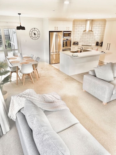 Home In On Family - 400m from Papamoa Beach