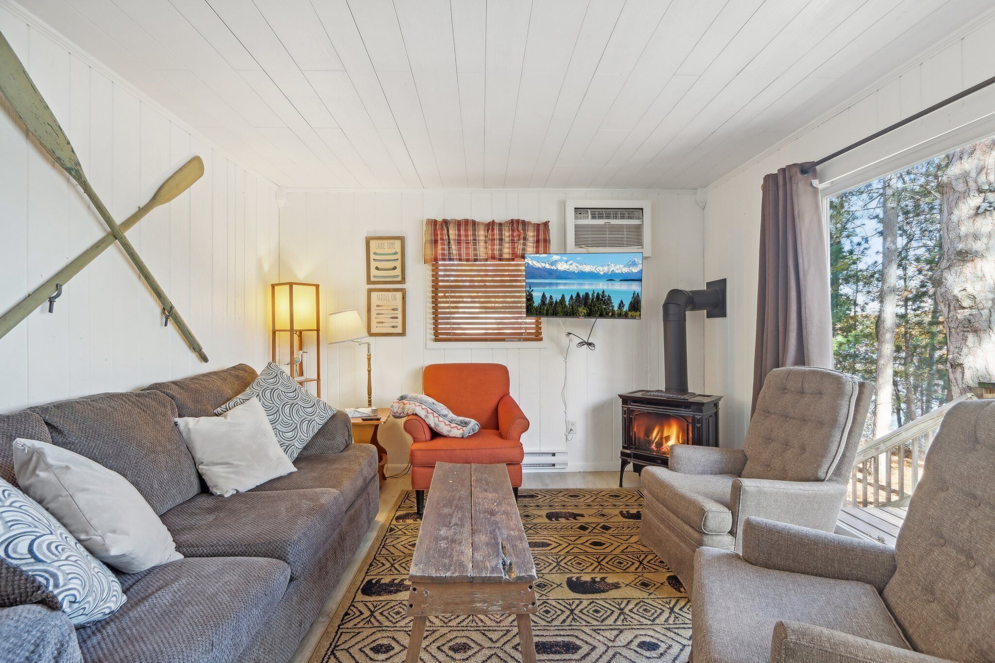 Älytelevisio, takka, videopelejä, DVD-soitin