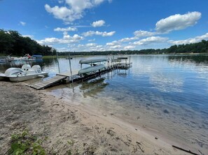 On the beach - Family Lakefront Cabin! Hot Tub, Arcades & Dock (Wautoma)
