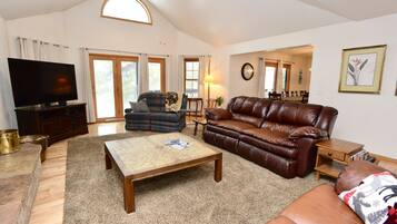 TV connectée, cheminée, lecteur de DVD, table de tennis de table