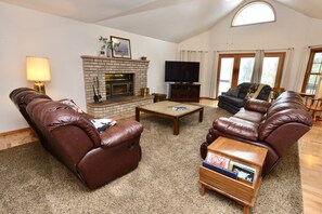 Una Smart TV, una chimenea, un reproductor de DVD