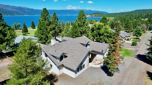 Exterior - Family Ties  ~ Amazing home with views - Sleeps 20 - Game room - Fireplace - Wifi (Cascade)