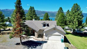 Exterior - Family Ties  ~ Amazing home with views - Sleeps 20 - Game room - Fireplace - Wifi (Cascade)