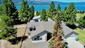 Exterior - Family Ties  ~ Amazing home with views - Sleeps 20 - Game room - Fireplace - Wifi (Cascade)