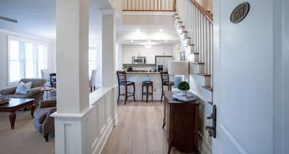 Charming Reynolds Condo; WALK TO THE RITZ; On Golf Course