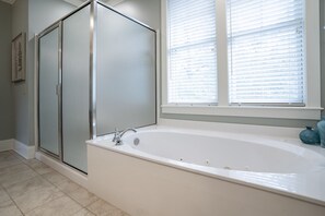 Douche, baignoire à jets, sèche-cheveux, serviettes fournies