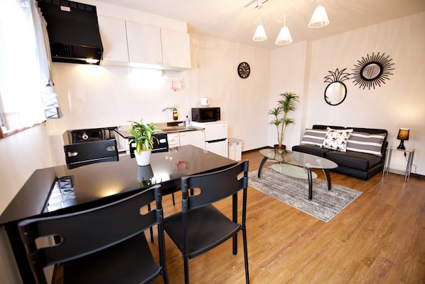 Casa básica | 1 habitación, escritorio y wifi gratis 