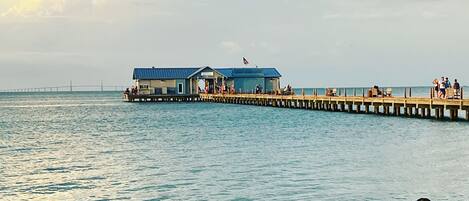 Chaises longues, serviettes de plage