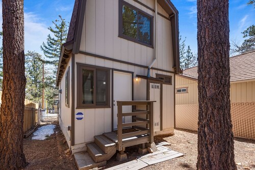 KC's Haven - Walk to Sugarloaf Park | Fireplace + Fenced Yard