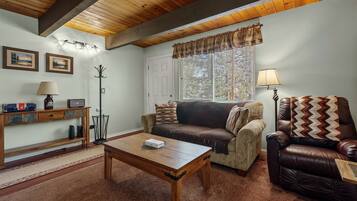 Tv, eldstad och dvd-spelare