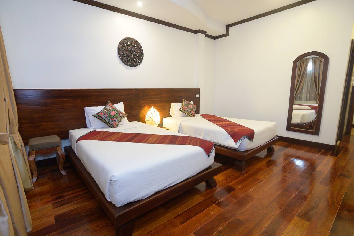 Premium Twin Room | Gebar bulu kapas, bar mini, meja, kalis bunyi 